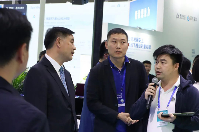 洲明集团中央研究院研发经理陈杰为嘉宾介绍UOSS系统 洲明集团中央研究院研发经理陈杰为嘉宾介绍UOSS系统