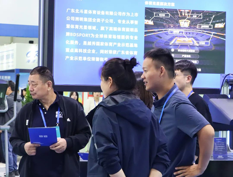 安徽区域经理刘万民先生与嘉宾洽谈 安徽区域经理刘万民先生与嘉宾洽谈