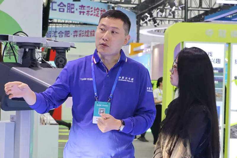 战略市场部总经理杨坤先生为嘉宾讲解产品与技术 战略市场部总经理杨坤先生为嘉宾讲解产品与技术