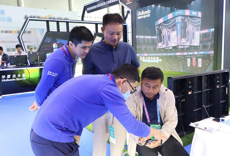 GTS杨工和GTM杨工为来宾介绍产品与技术 GTS杨工和GTM杨工为来宾介绍产品与技术