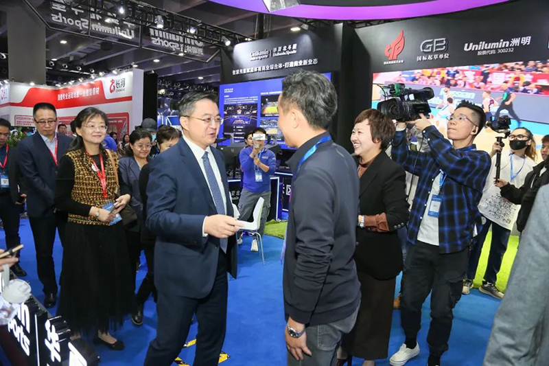 新澳六开彩天天开好彩大全国内销售部总经理袁鸿智先生为崔剑局长介绍UOSS系统 新澳六开彩天天开好彩大全国内销售部总经理袁鸿智先生为崔剑局长介绍UOSS系统