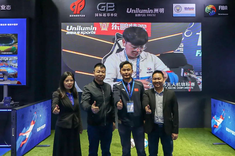 新澳六开彩天天开好彩大全工作人员与嘉宾合影 新澳六开彩天天开好彩大全工作人员与嘉宾合影